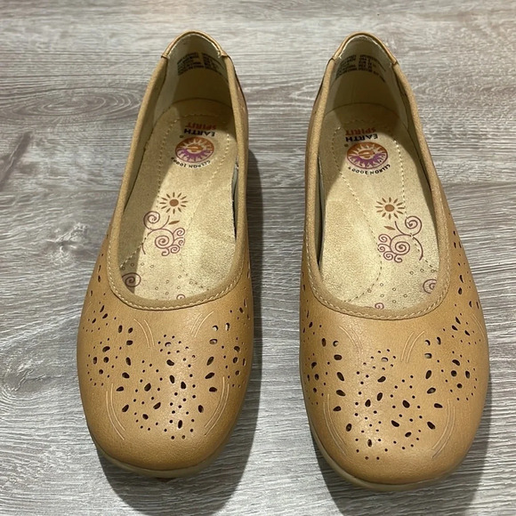 Earth Spirit Gelron 2000 Perforated Ballet Flats Tan 8 - Picture 2 of 14